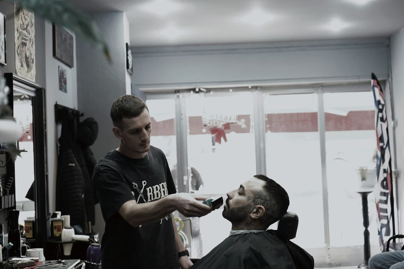 Barbiere al lavoro su barba e rifinitura da FSH a Latina